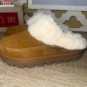 NWOB Koolaburra UGG Tizzey platform slipper chestnut suede w/ Faux fur Size 6